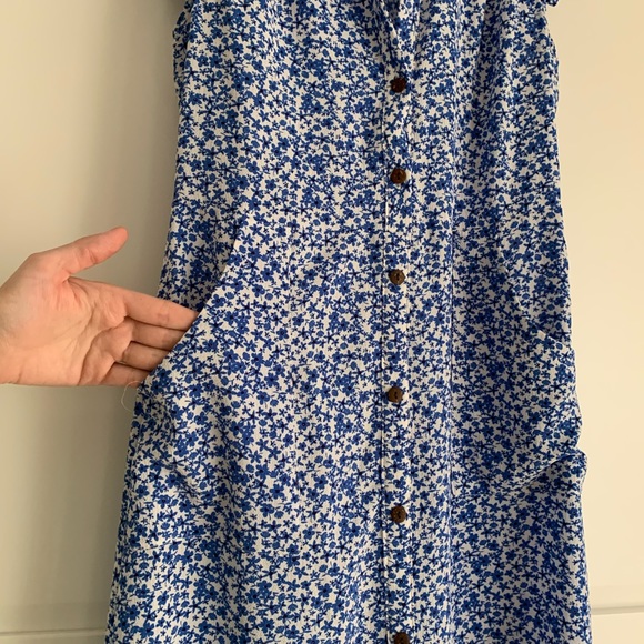 Floral dress with pockets, arrives at knee or slightly below knee. - Picture 5 of 9